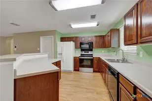 204 Falcon Ridge Dr, New Braunfels, TX 78130 - Photo 10