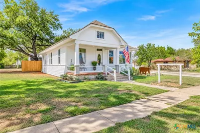612 W Grand Avenue, Yoakum, TX 77995 - Photo 2