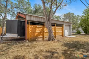 612 W Grand Ave, Yoakum, TX 77995 - Photo 36
