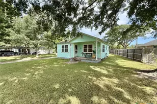 406 E Tres Palacios Ave, Palacios, TX 77465 - Photo 2