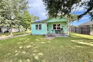 406 E Tres Palacios Ave, Palacios, TX 77465 - Photo 1