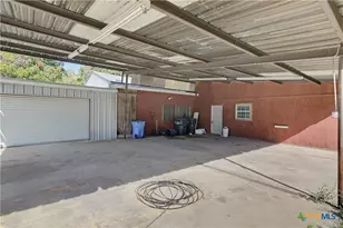 206 E Pine St, Seguin, TX 78155 - Photo 2