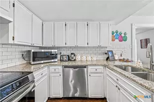 310 Park Village Ln, Seguin, TX 78155 - Photo 6