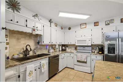 513 Lakeshore Drive, Victoria, TX 77905 - Photo 8
