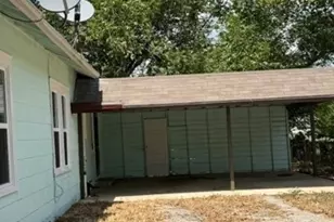 322 W Austin St, Luling, TX 78648 - Photo 6