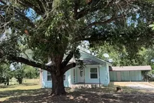 322 W Austin St, Luling, TX 78648 - Photo 2