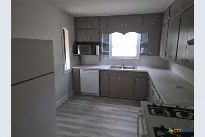 1513 N N Ave B, Shiner, TX 77984 - Photo 2