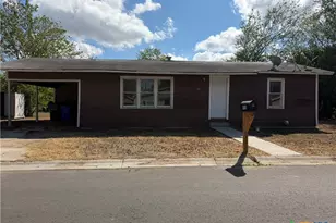 935 Campbell St, Seguin, TX 78155 - Photo 2
