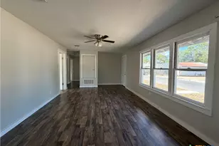 935 Campbell St, Seguin, TX 78155 - Photo 6