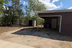935 Campbell St, Seguin, TX 78155 - Photo 4