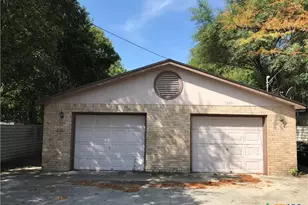 1303 N Bishop St, San Marcos, TX 78666 - Photo 1