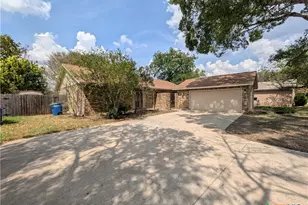 619 Summerwood Dr, New Braunfels, TX 78130 - Photo 2