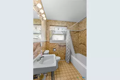 408 Davidson Street, Yoakum, TX 77995 - Photo 26