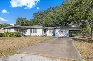 408 Davidson St, Yoakum, TX 77995 - Photo 6