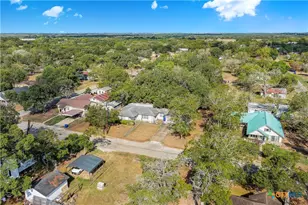 408 Davidson St, Yoakum, TX 77995 - Photo 34