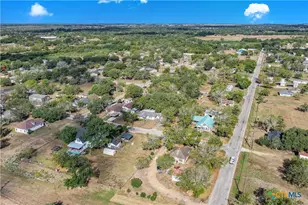 408 Davidson St, Yoakum, TX 77995 - Photo 38