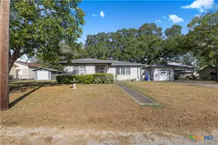 408 Davidson St, Yoakum, TX 77995 - Photo 4