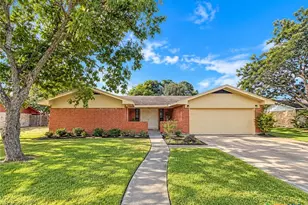 114 Linnville Dr, Port Lavaca, TX 77979 - Photo 2