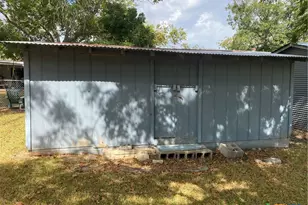 410 W 14th St, Shiner, TX 77984 - Photo 4