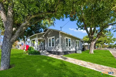 293 E Mather Street, New Braunfels, TX 78130 - Photo 2