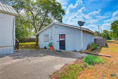 523 E Donegan Street, Seguin, TX 78155 - Photo 16