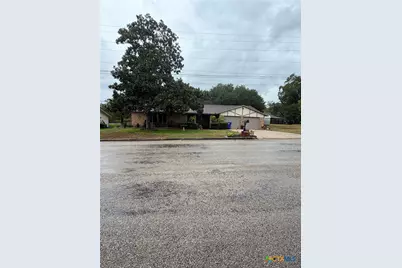 904 Carroll Dr, Yoakum, TX 77995 - Photo 1