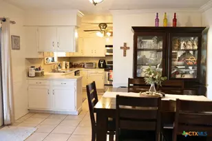 904 Carroll Dr, Yoakum, TX 77995 - Photo 8