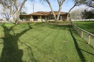 900 Boenig St, Seguin, TX 78155 - Photo 8