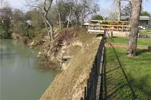 900 Boenig St, Seguin, TX 78155 - Photo 2