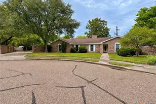 303 Milton St, Victoria, TX 77901 - Photo 2