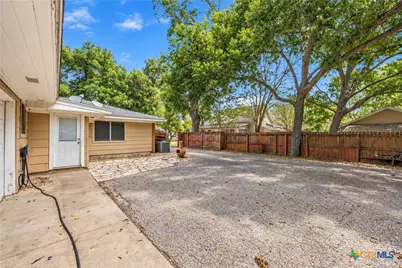 512 N Avenue F, Shiner, TX 77984 - Photo 34