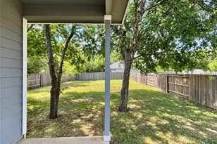 911 E Seideman St, Seguin, TX 78155 - Photo 16