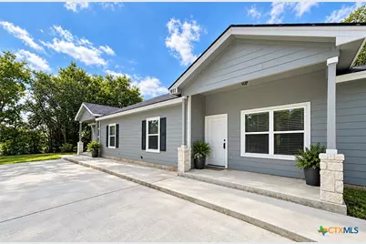 911 E Seideman Street, Seguin, TX 78155 - Photo 1