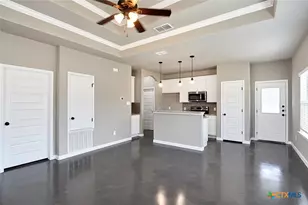 911 E Seideman St, Seguin, TX 78155 - Photo 6