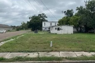 1015 Ash St, Victoria, TX 77901 - Photo 2