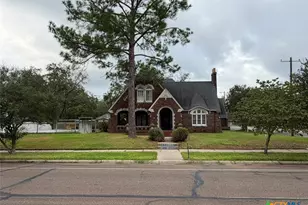 401 E Broadway, Cuero, TX 77954 - Photo 2