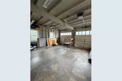 401 E Broadway, Cuero, TX 77954 - Photo 48