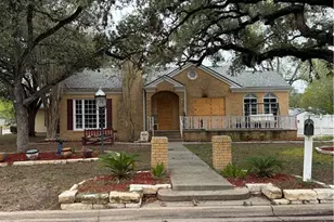 302 3rd St, Cuero, TX 77954 - Photo 2