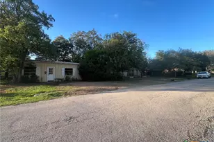 101 Walter St, Yoakum, TX 77995 - Photo 4