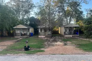 101 Walter St, Yoakum, TX 77995 - Photo 2