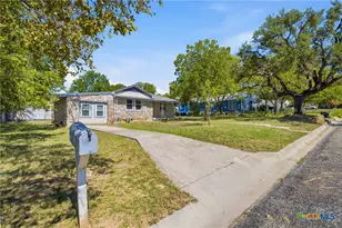1112 W 1st St, Lampasas, TX 76550 - Photo 6