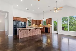 423 Elmwood Dr, New Braunfels, TX 78130 - Photo 10