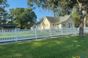 213 W Broadway St, Cuero, TX 77954 - Photo 2