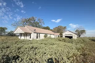 1665 Garrett Rd, Yoakum, TX 77995 - Photo 14