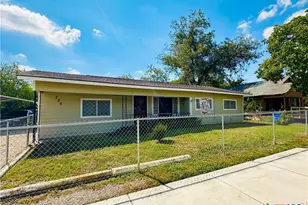 735 San Antonio Ave, Seguin, TX 78155 - Photo 2