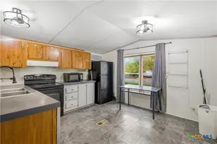 204 Hope St, Yoakum, TX 77995 - Photo 6