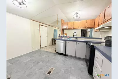 204 Hope Street, Yoakum, TX 77995 - Photo 6