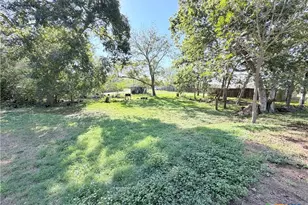 204 Hope St, Yoakum, TX 77995 - Photo 18