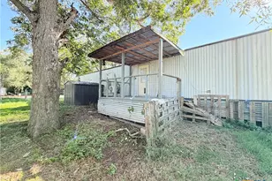 204 Hope St, Yoakum, TX 77995 - Photo 14