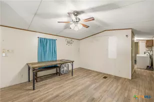 204 Hope St, Yoakum, TX 77995 - Photo 8